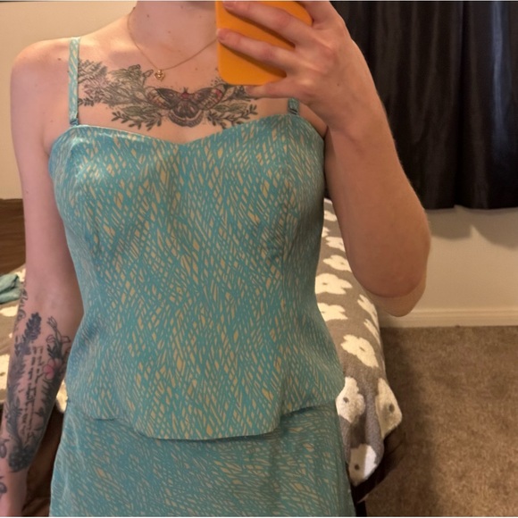 THREE PIECE VINTAGE SILK SET - Picture 10 of 12